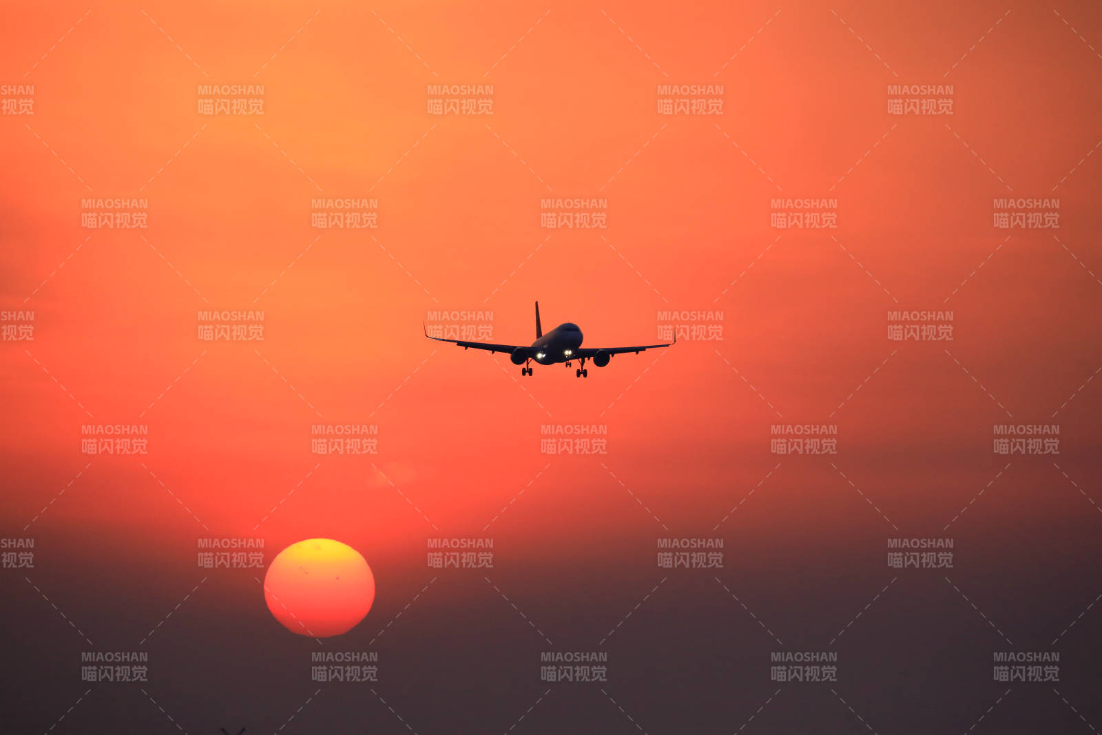 夕阳下的飞机图片