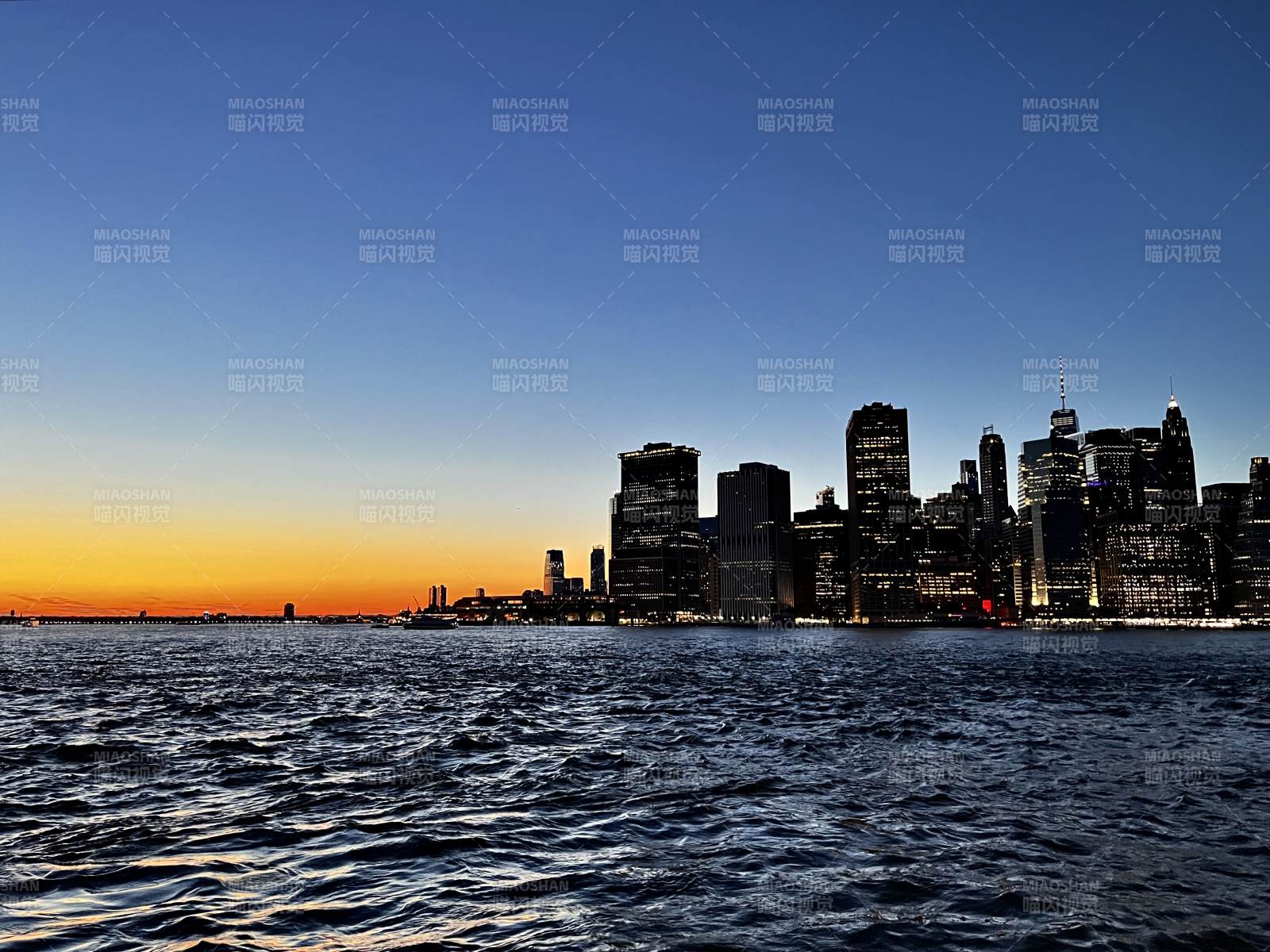 日落时的城市天际线图片