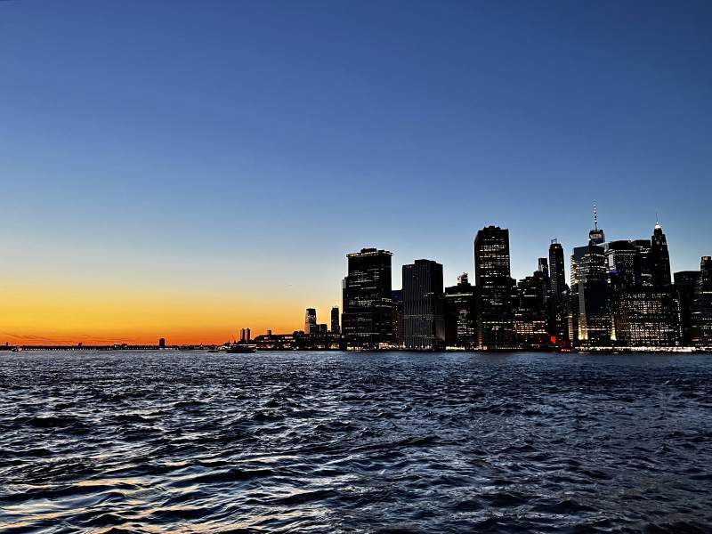 日落时的城市天际线图片