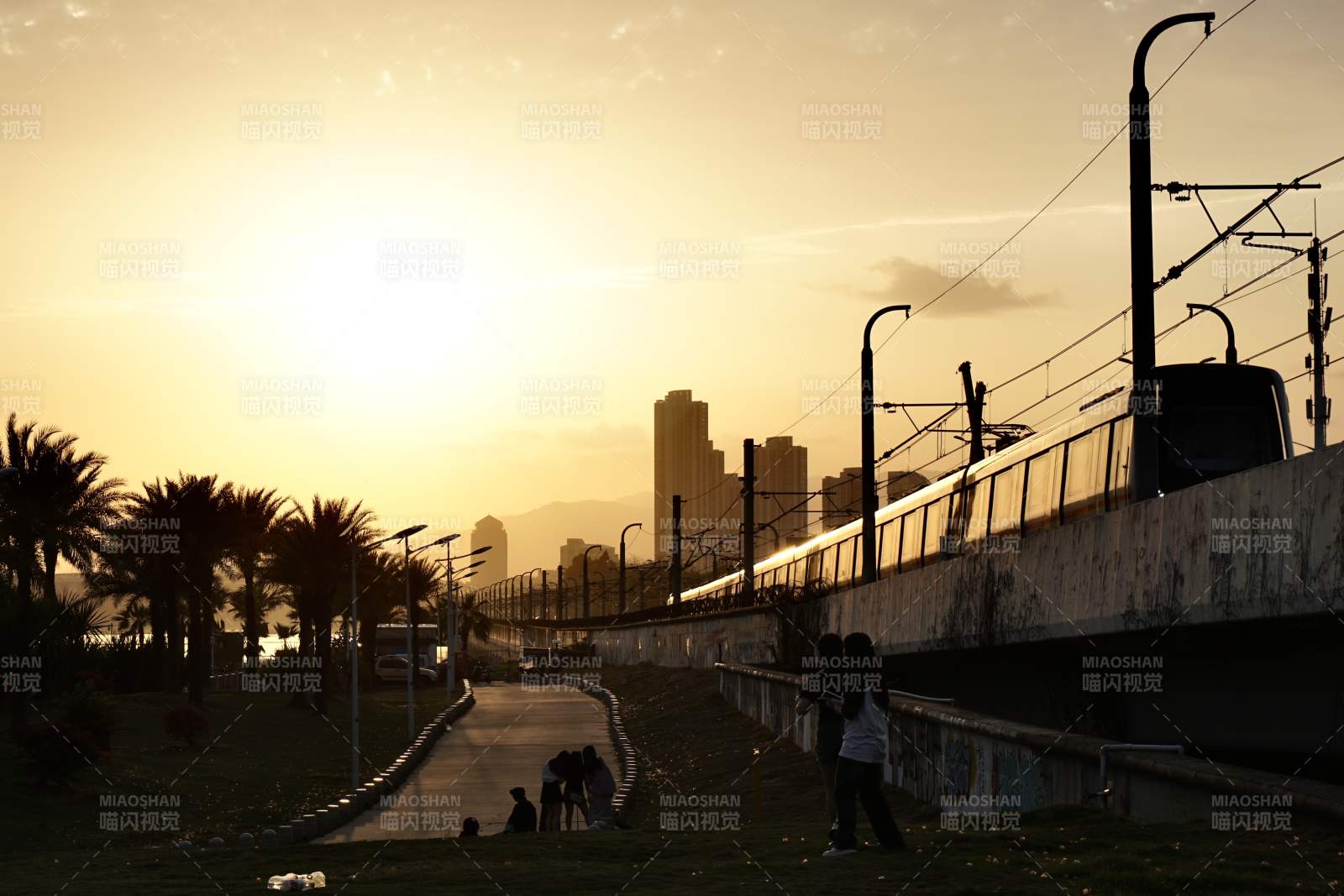 夕阳下的城市剪影图片