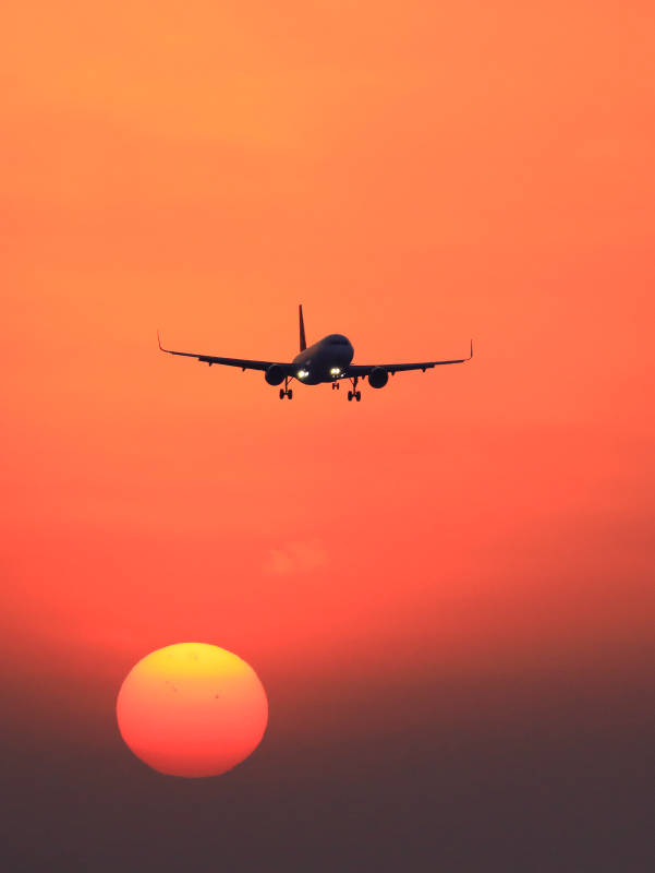 夕阳下的航班图片