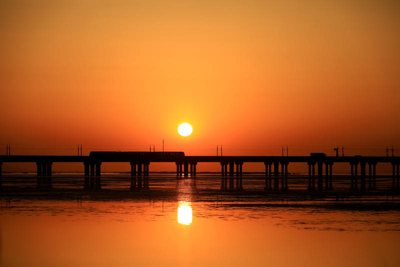 海上日落桥影图片