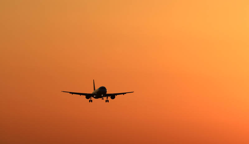 夕阳下的飞机剪影图片