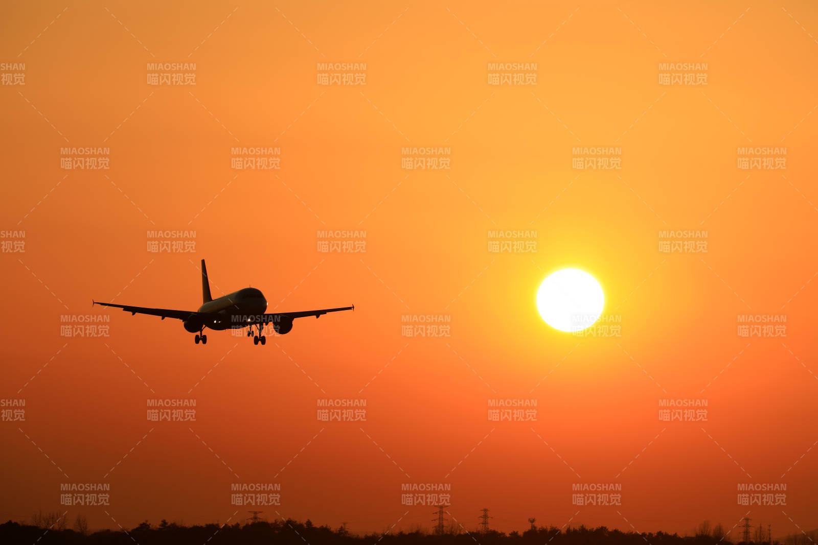 夕阳下的飞机图片