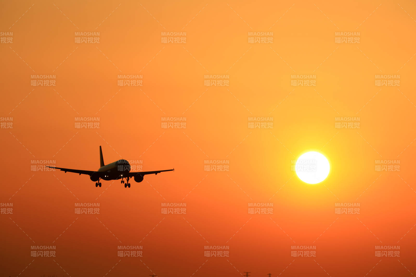 夕阳下的飞机图片
