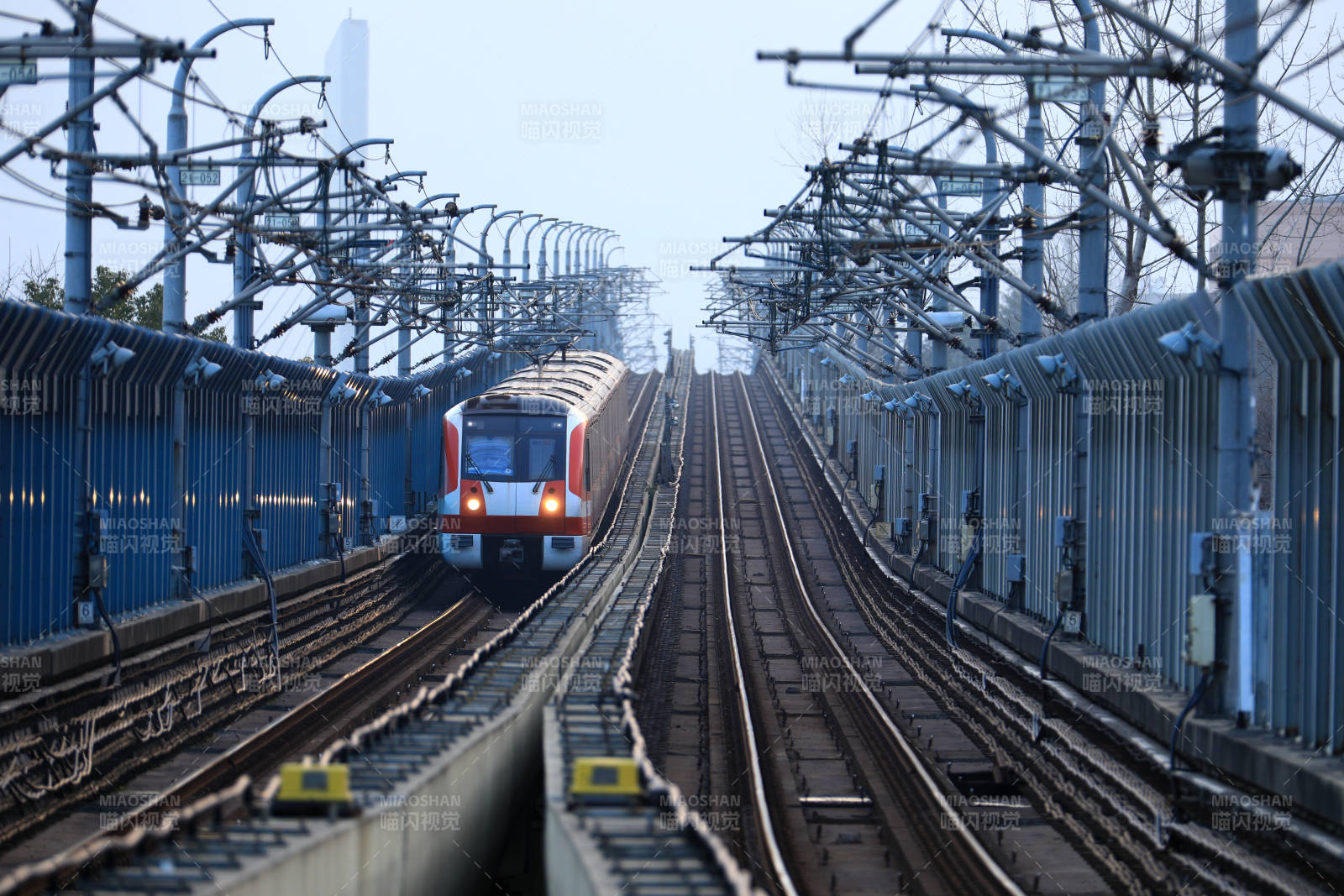 南京地铁二号线地铁列车进站图片