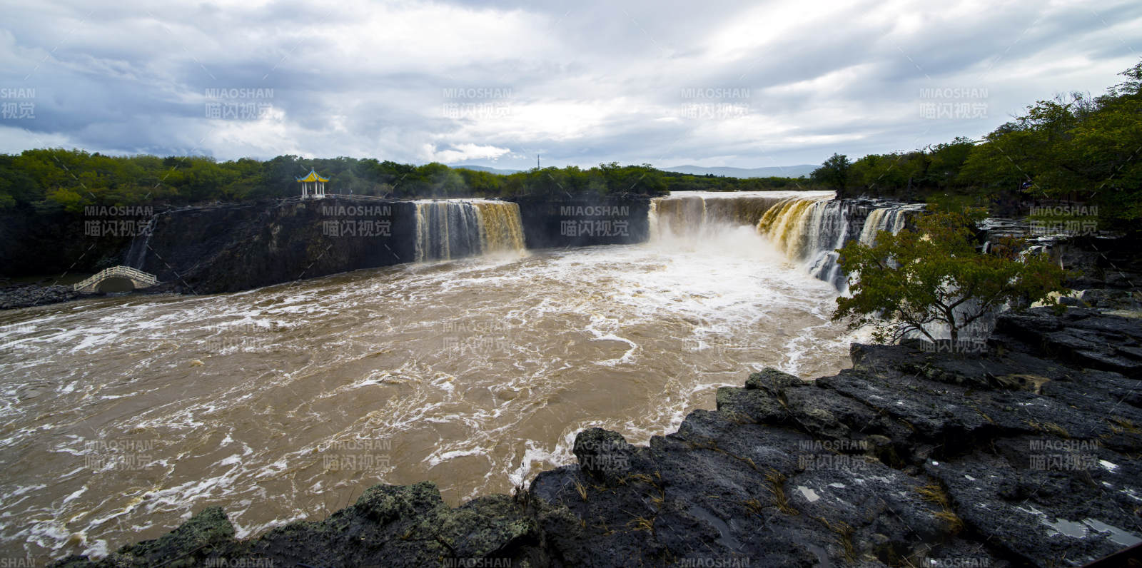 瀑布奔腾 自然壮观图片