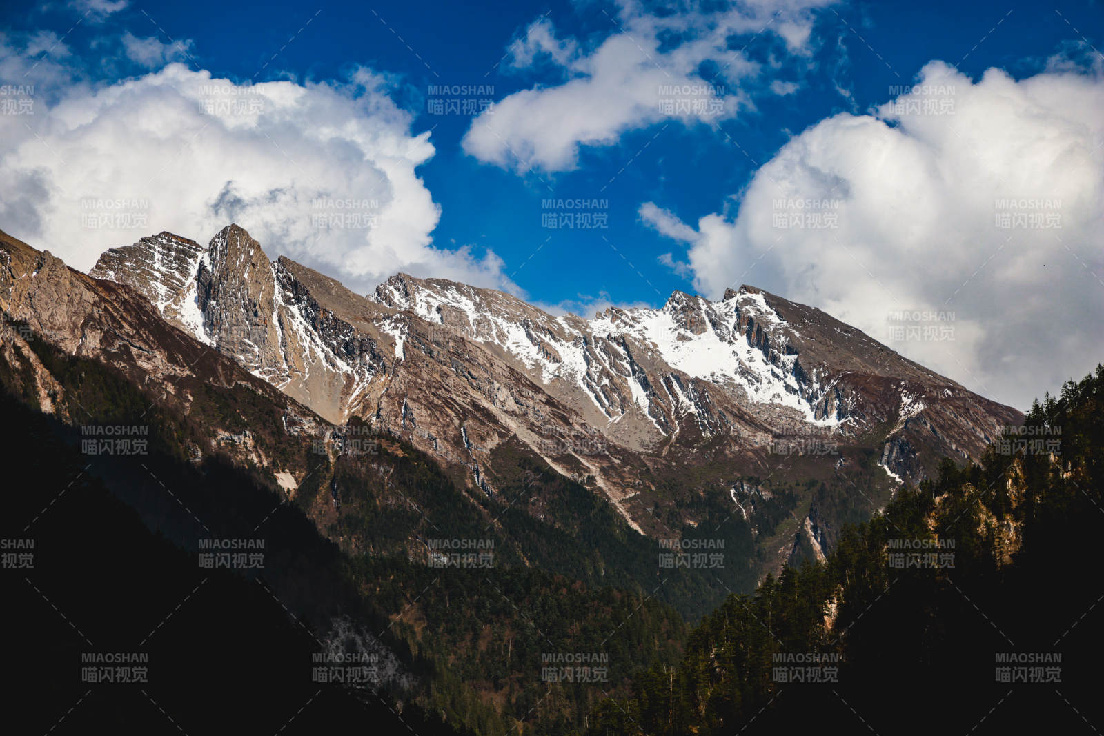 雨崩的雪山蓝天图片