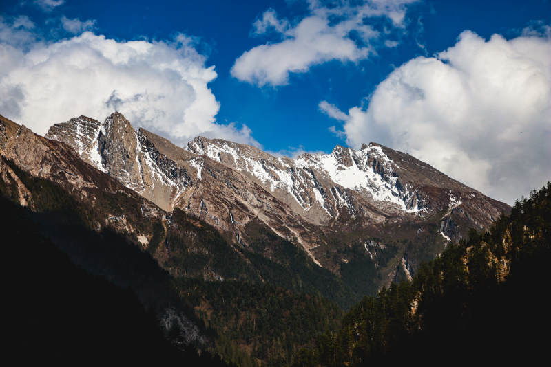 雨崩的雪山蓝天图片