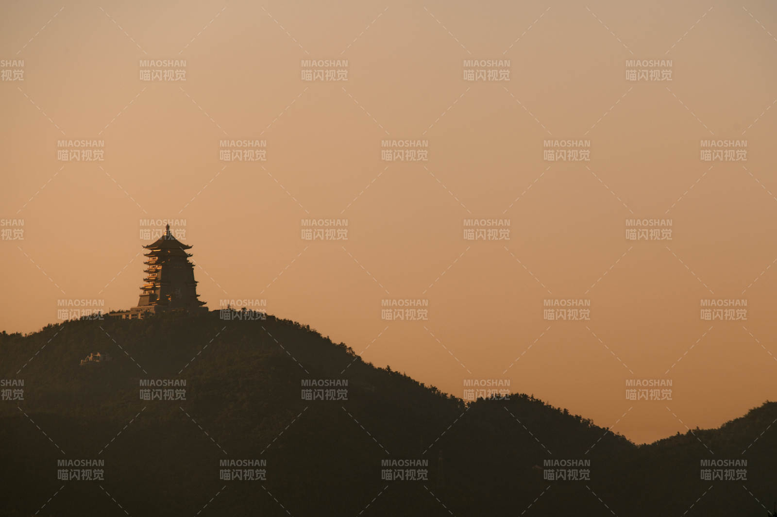 夕阳下的山巅塔影—东方山图片