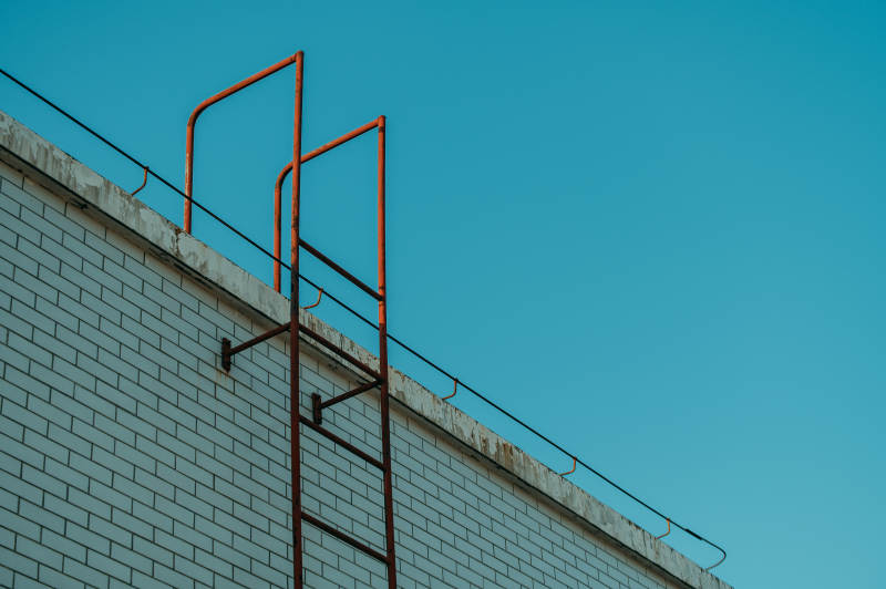 红梯白墙蓝天图片