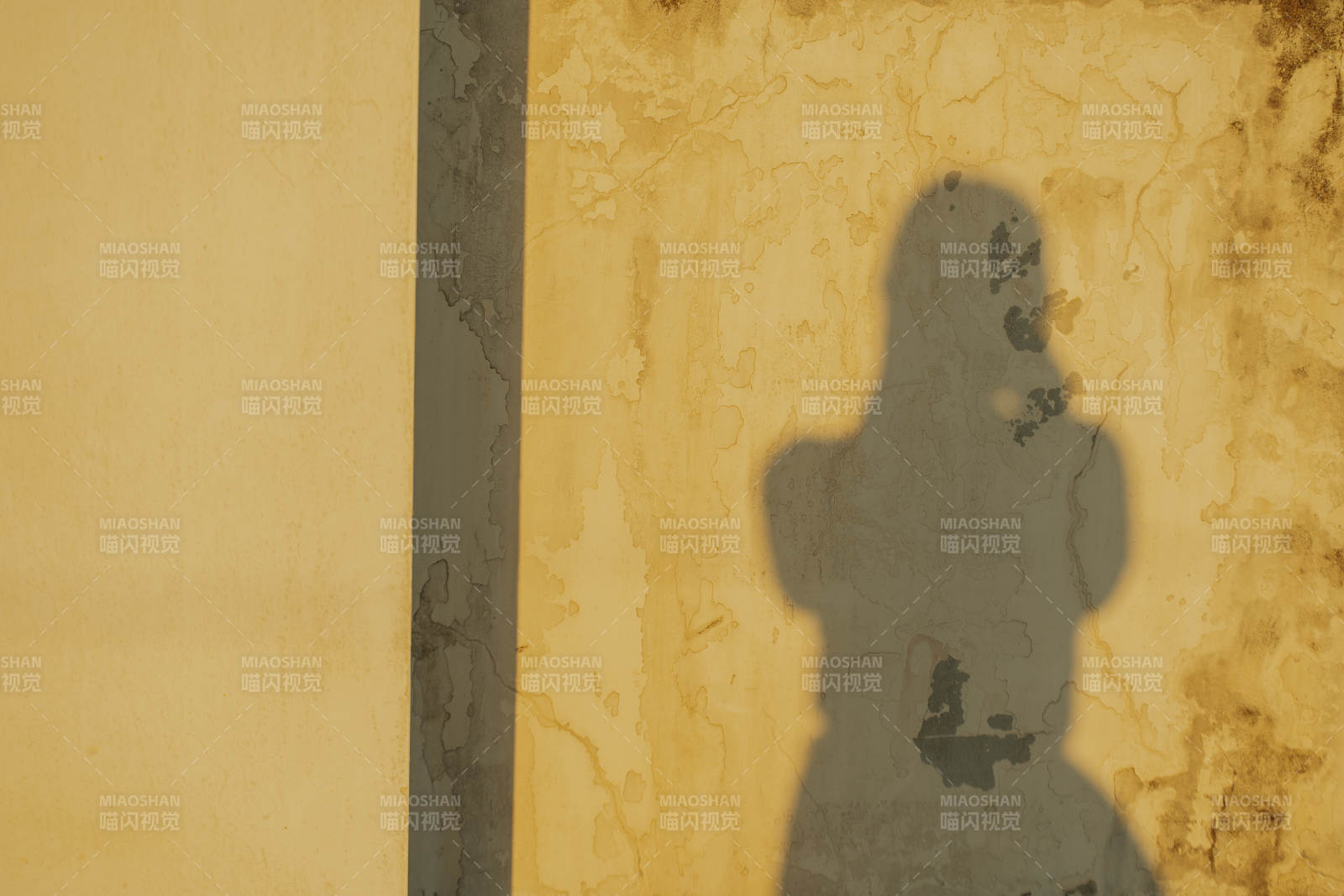 墙上的人影图片