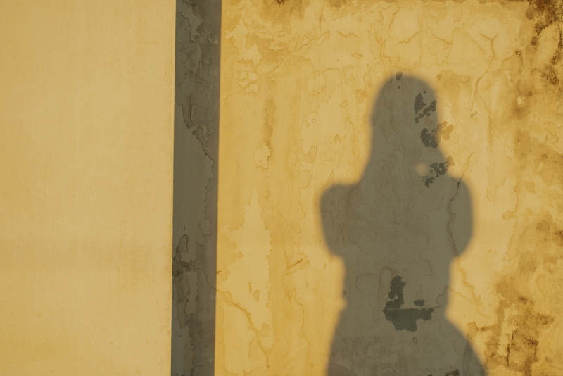 墙上的人影图片