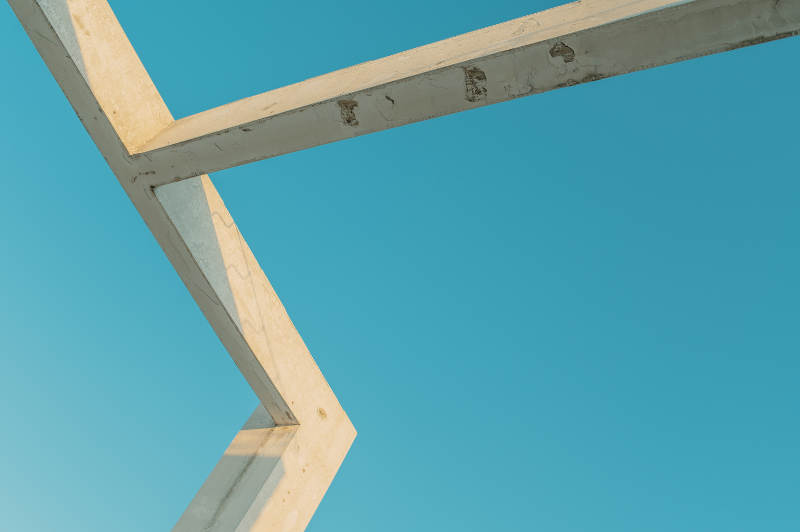 木梁与蓝天图片