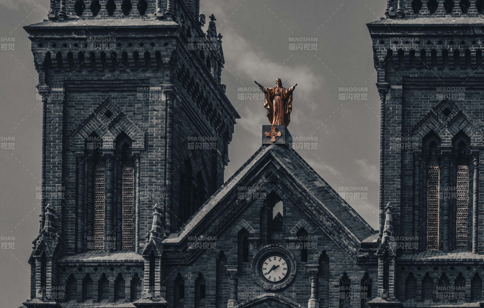 哥特式教堂钟楼图片