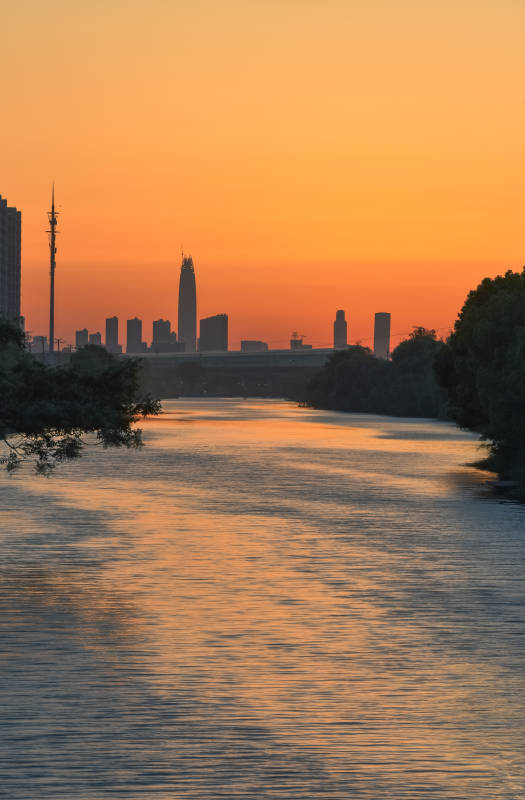 夕阳下的城市剪影图片