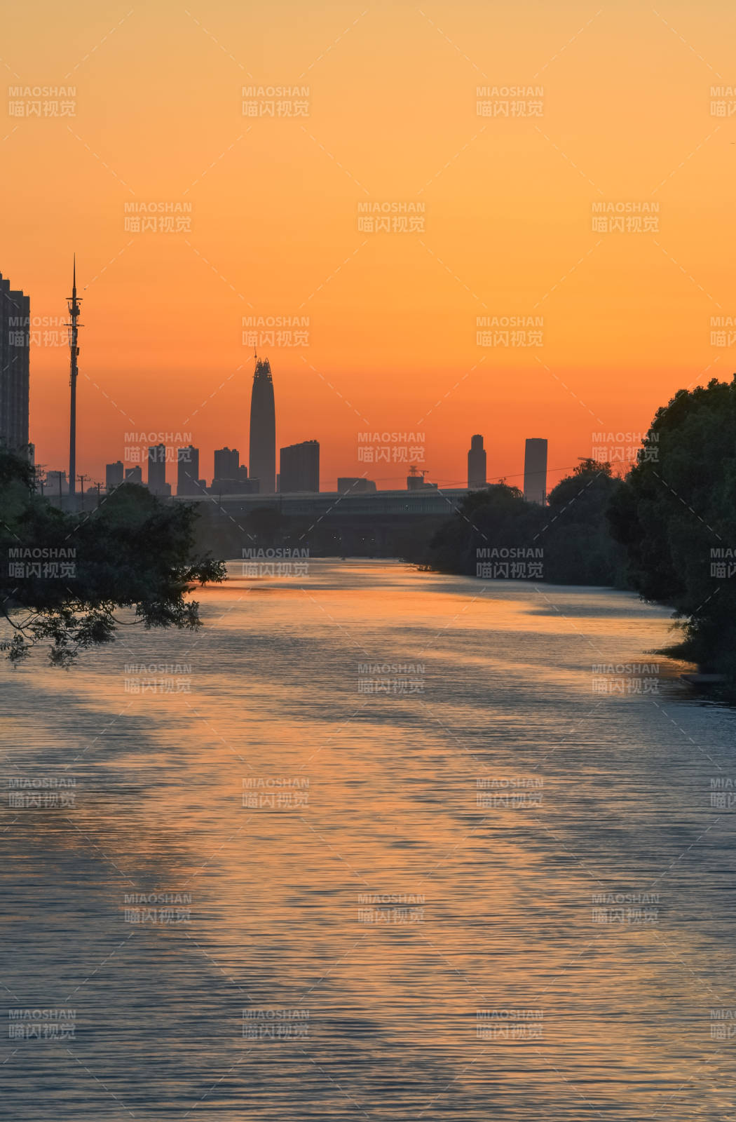 夕阳下的城市剪影图片