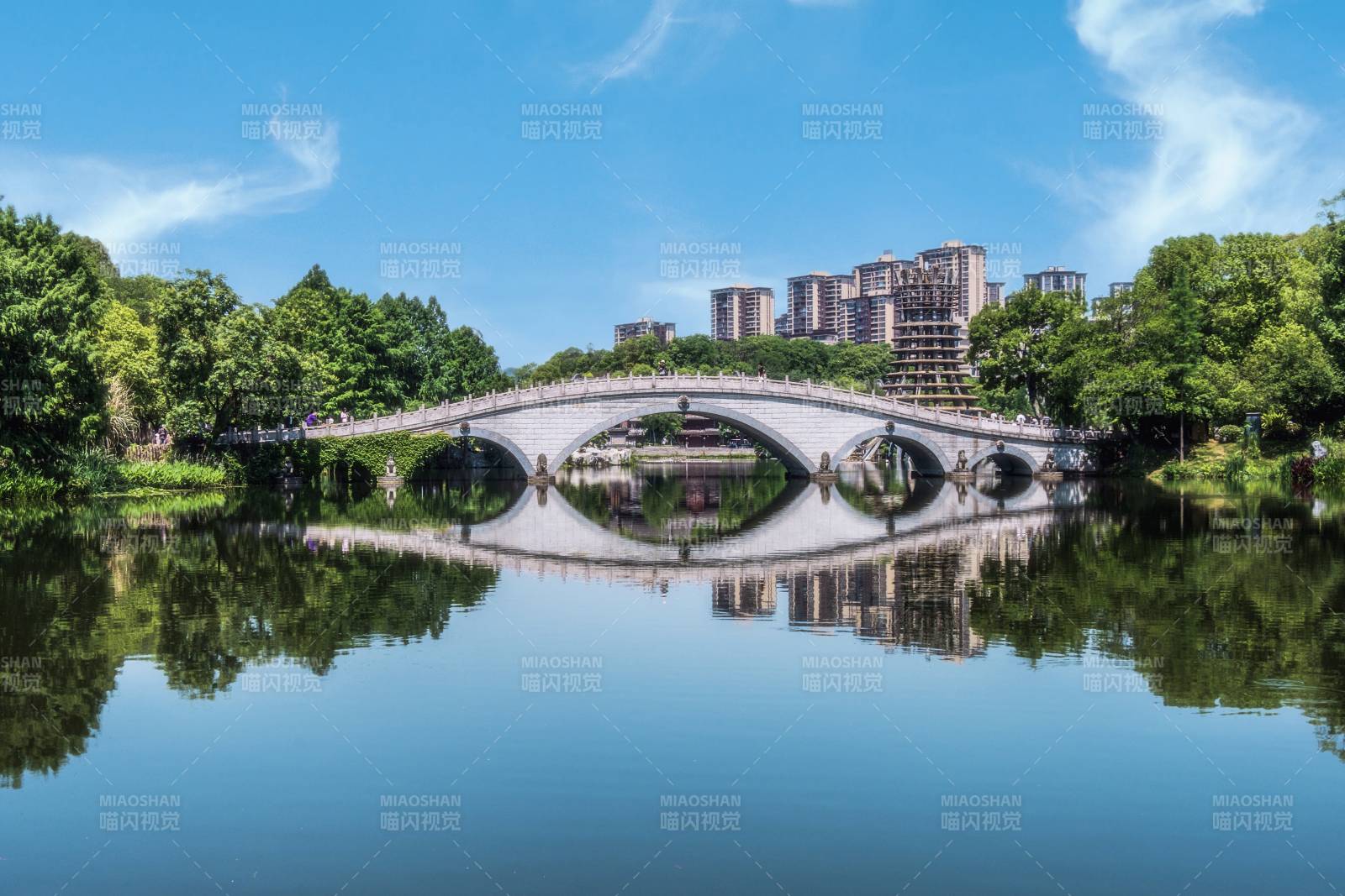 湖上拱桥映蓝天图片