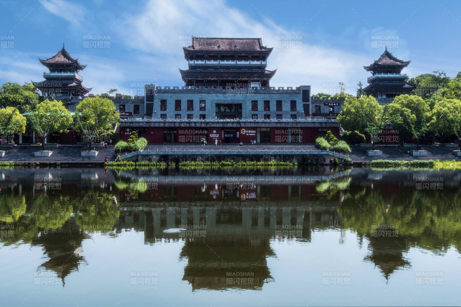 古建筑倒影图片