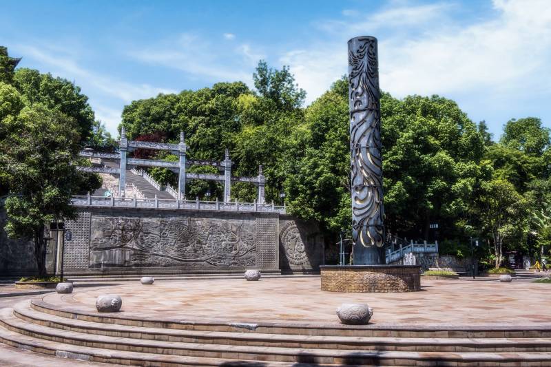 公园雕塑与台阶景观图片