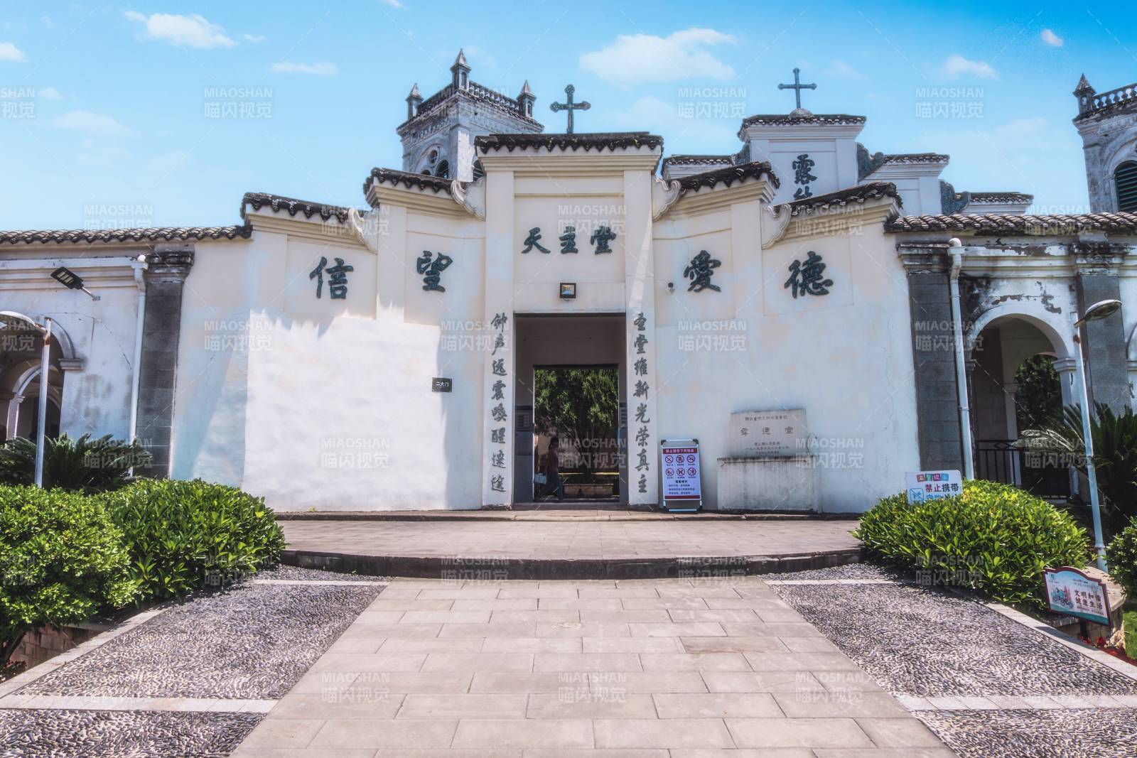 教堂前的石板路图片