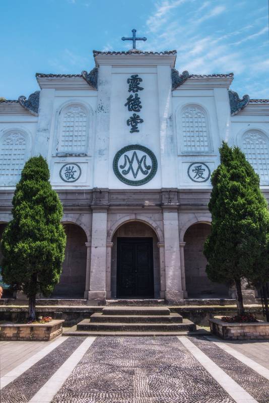 教堂前的宁静庭院图片