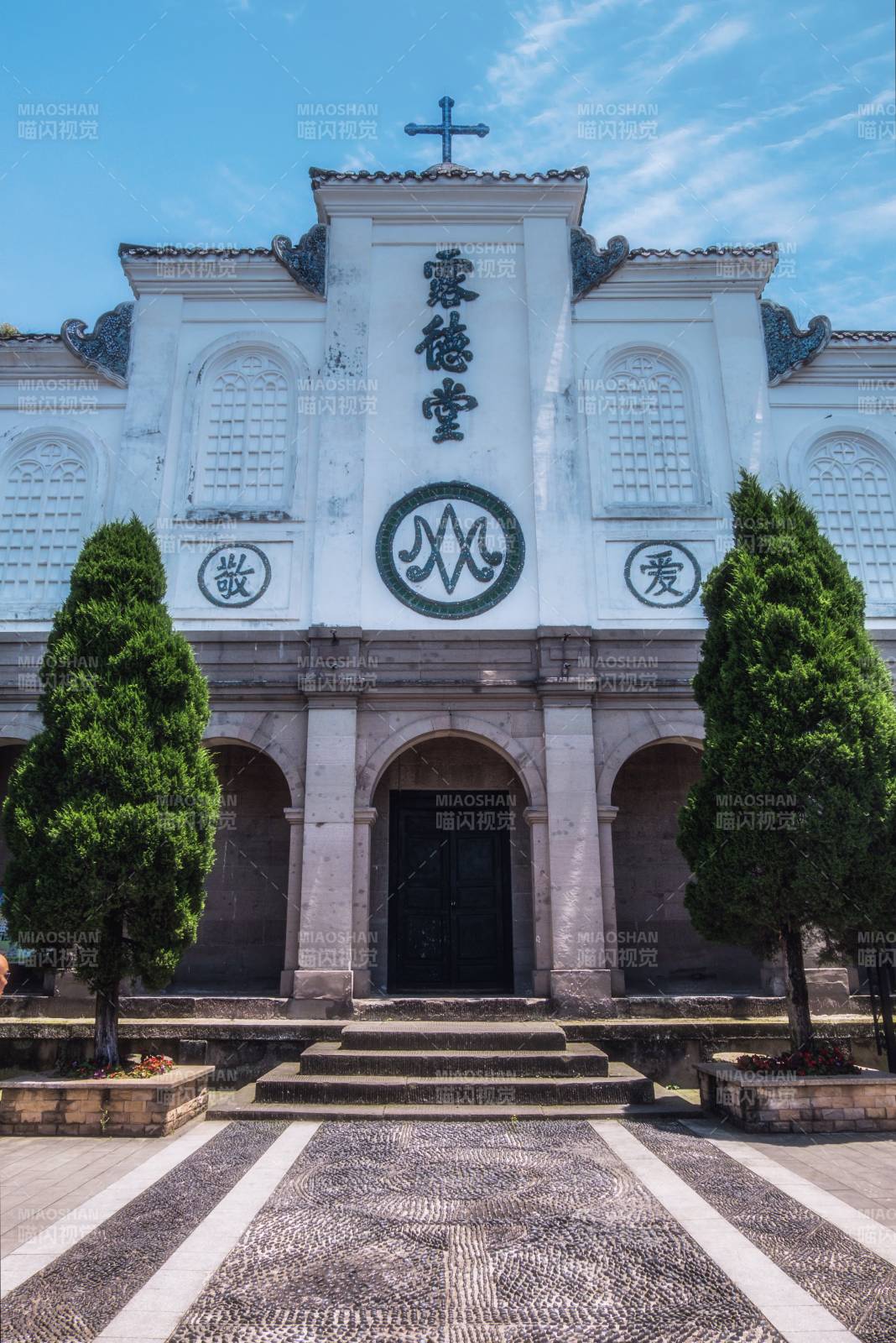 教堂前的宁静庭院图片