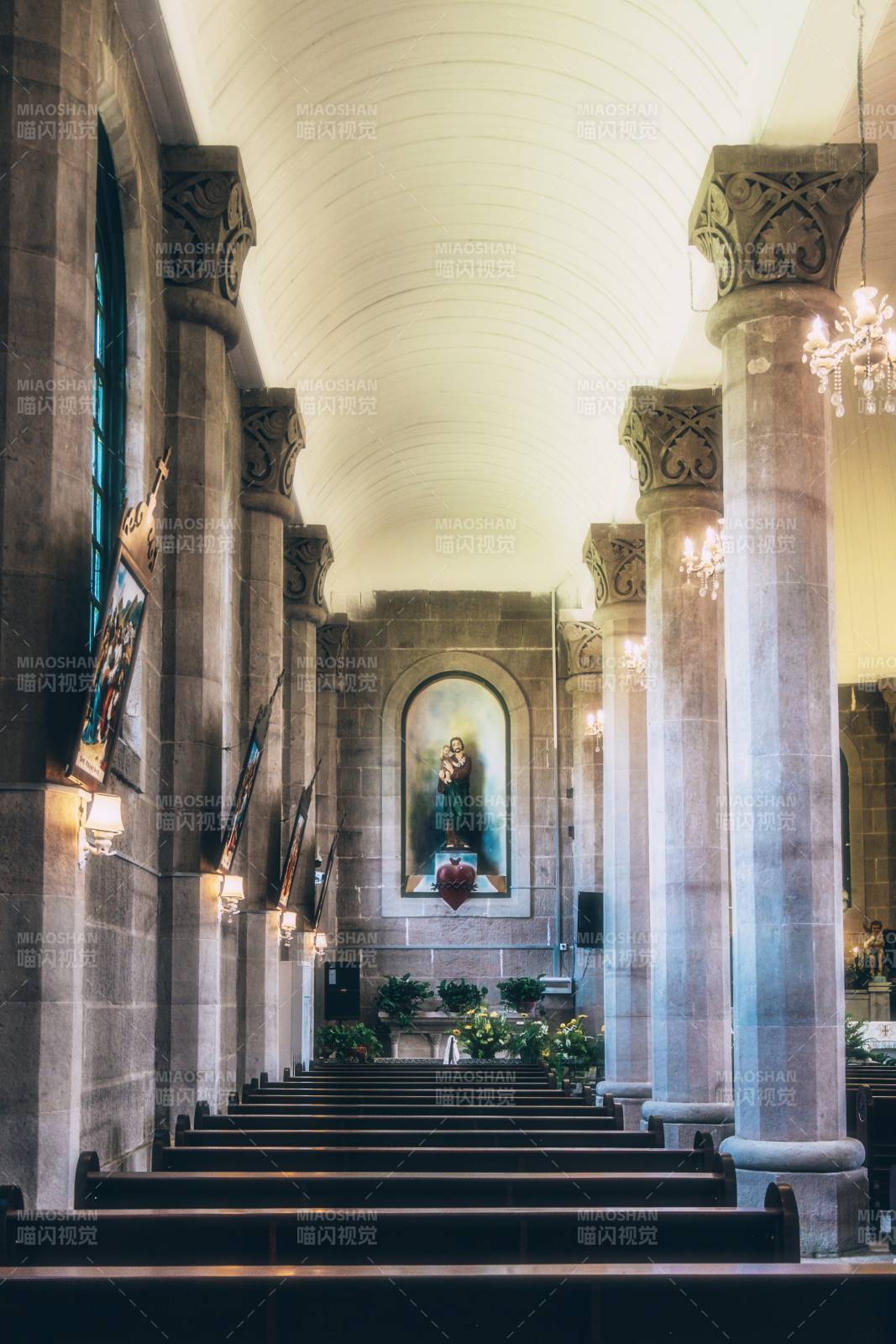 教堂内部的庄严景象图片