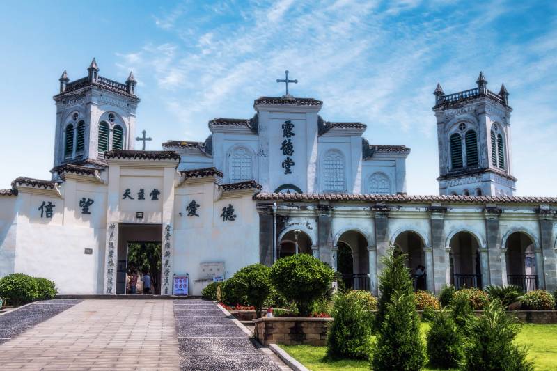 古老教堂的宏伟外观图片