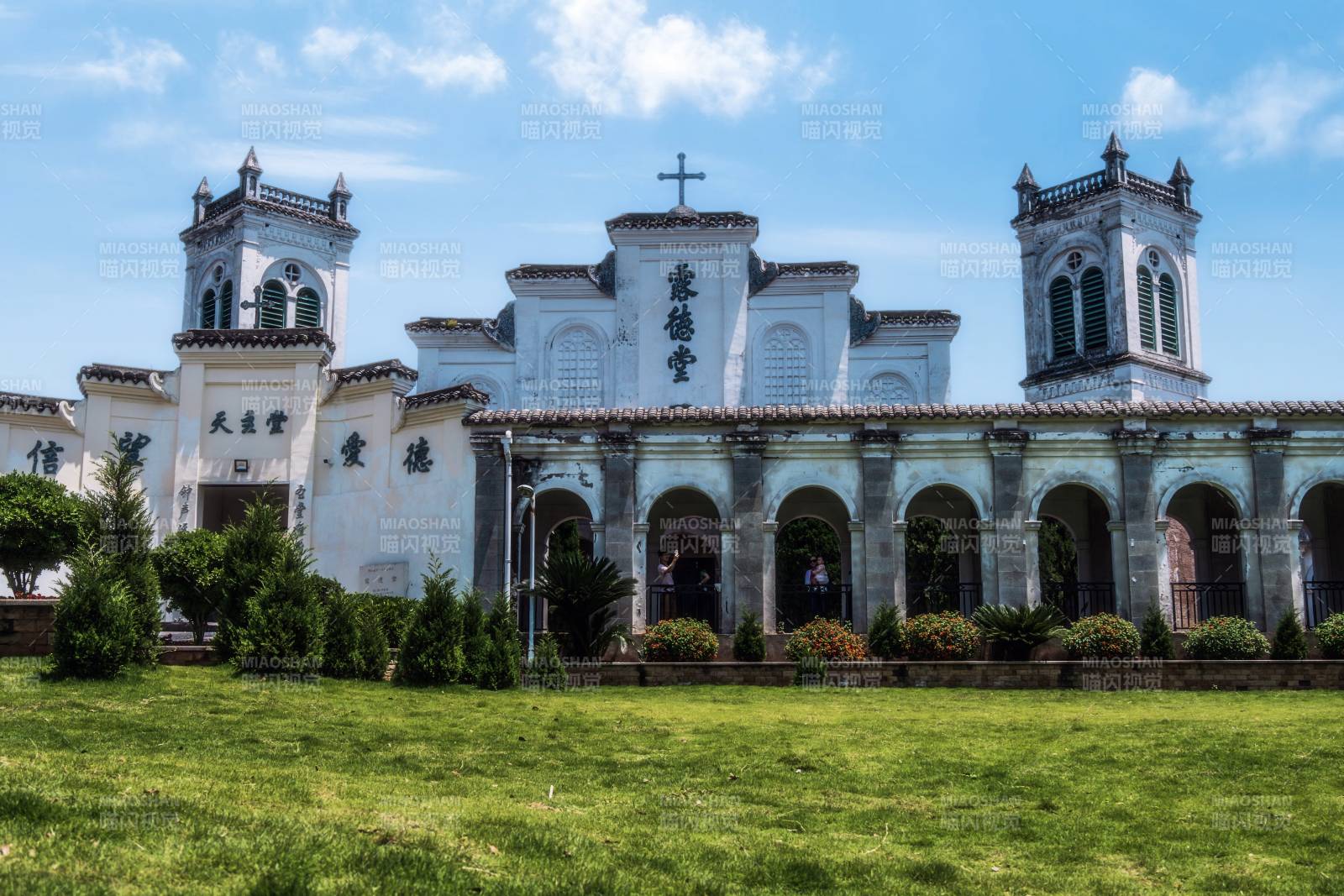 教堂前的绿地图片
