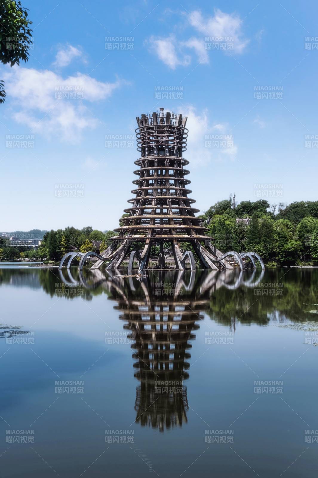 湖畔倒影的现代塔楼图片