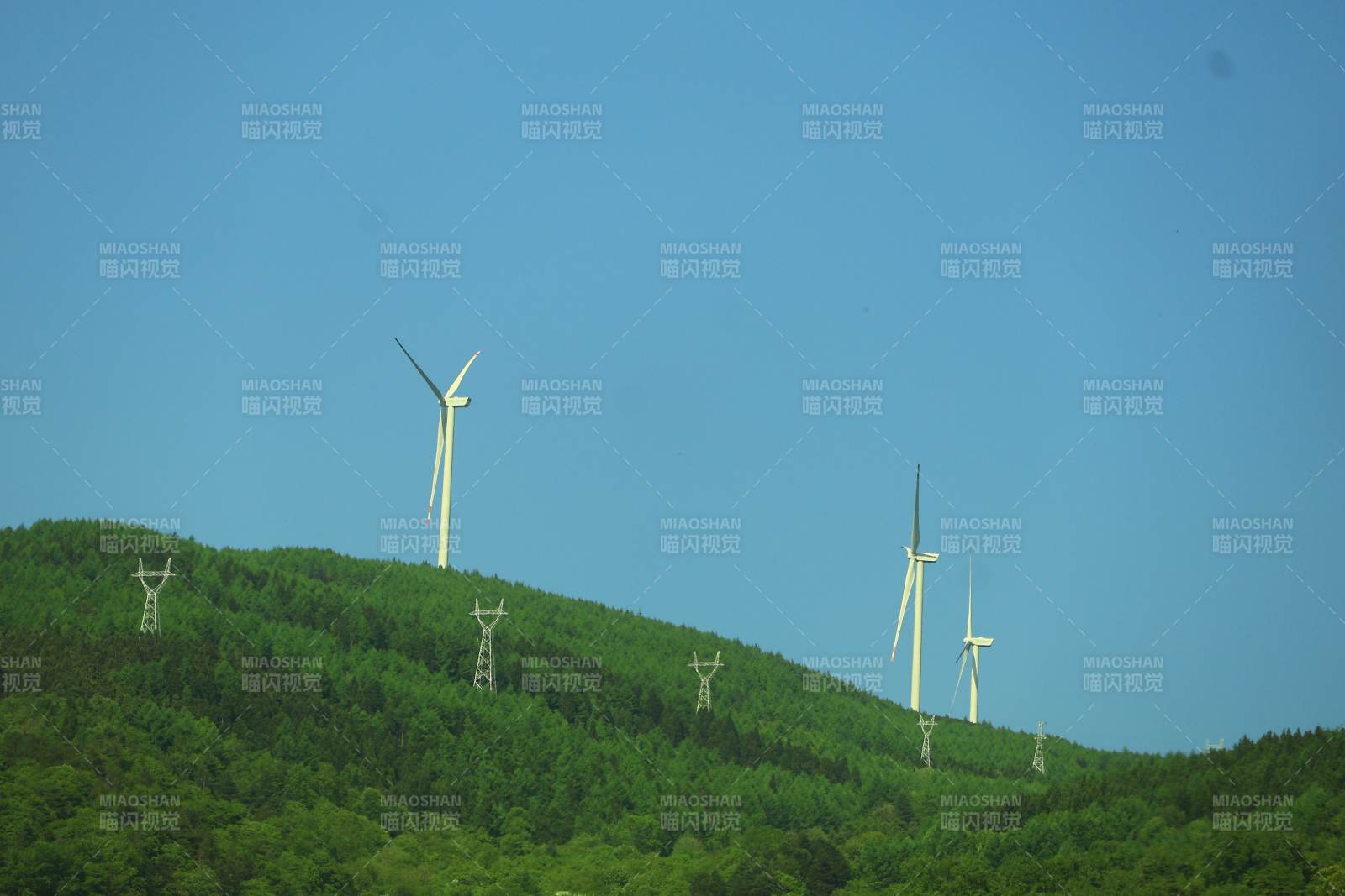 山脊上的风车图片