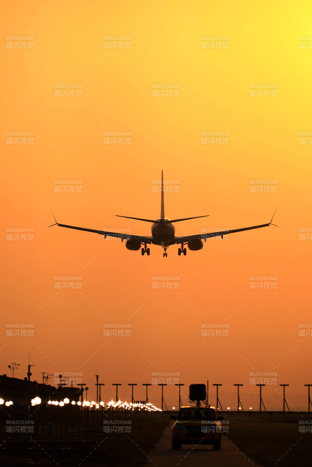 夕阳下的飞机降落图片