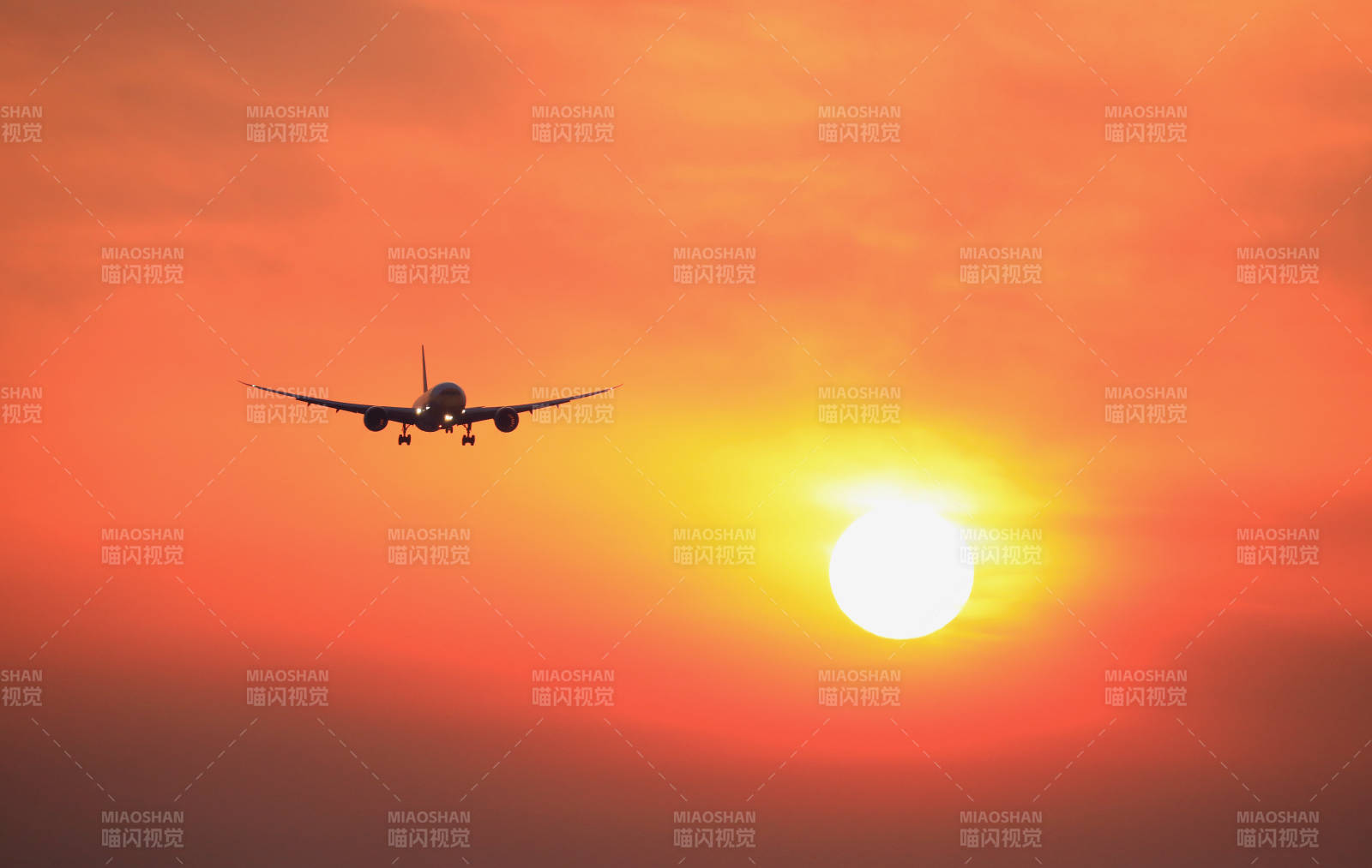 夕阳下的飞机图片