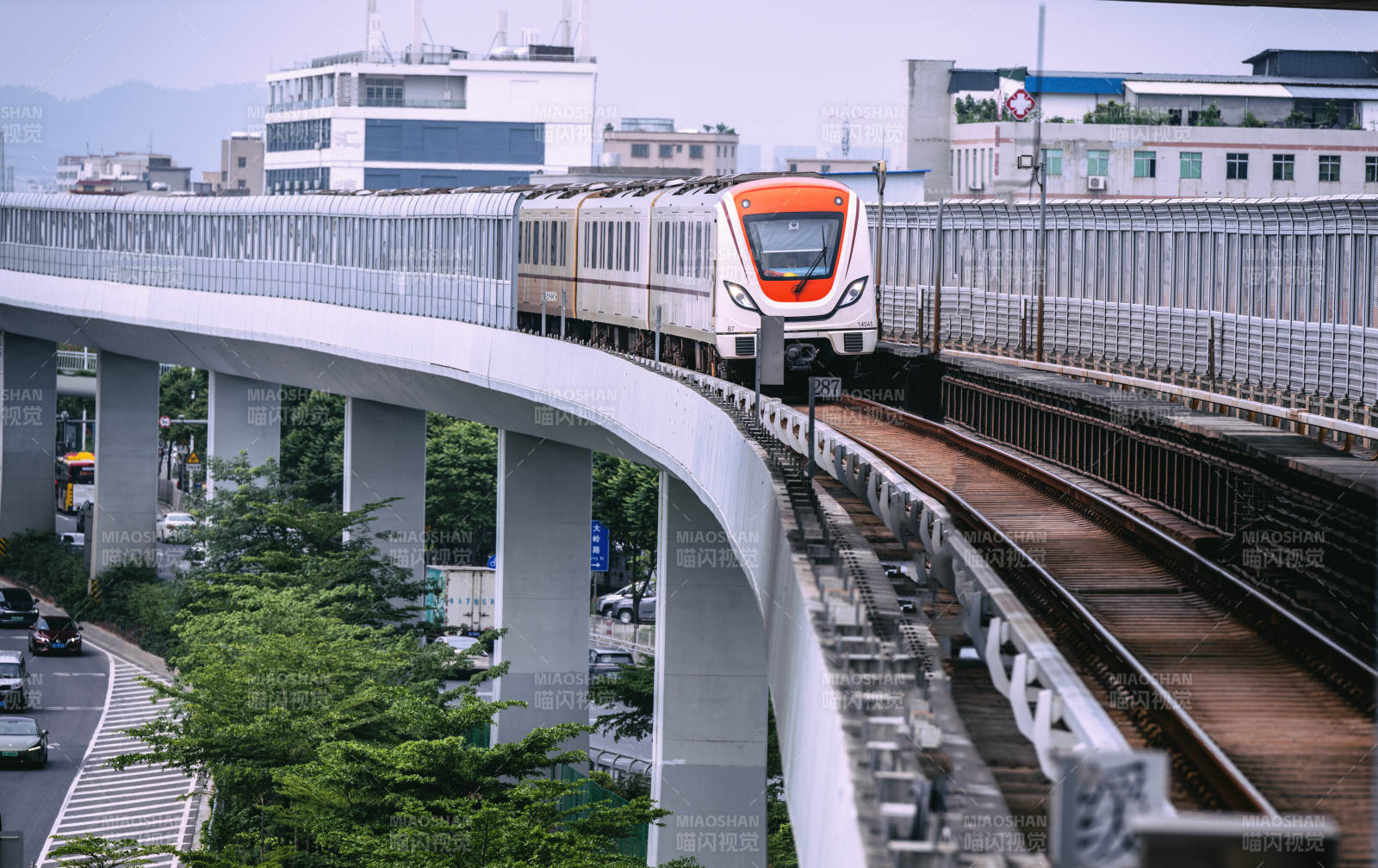 城市高架轨道列车图片