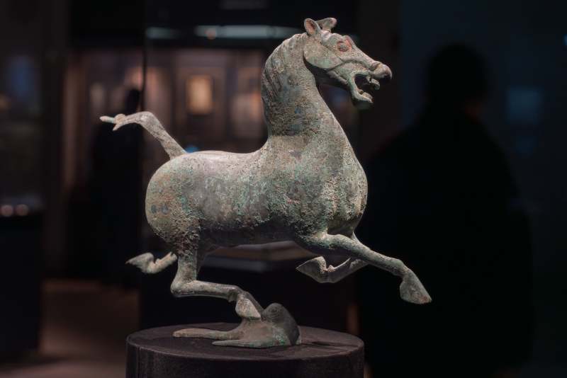 青铜奔马雕像图片