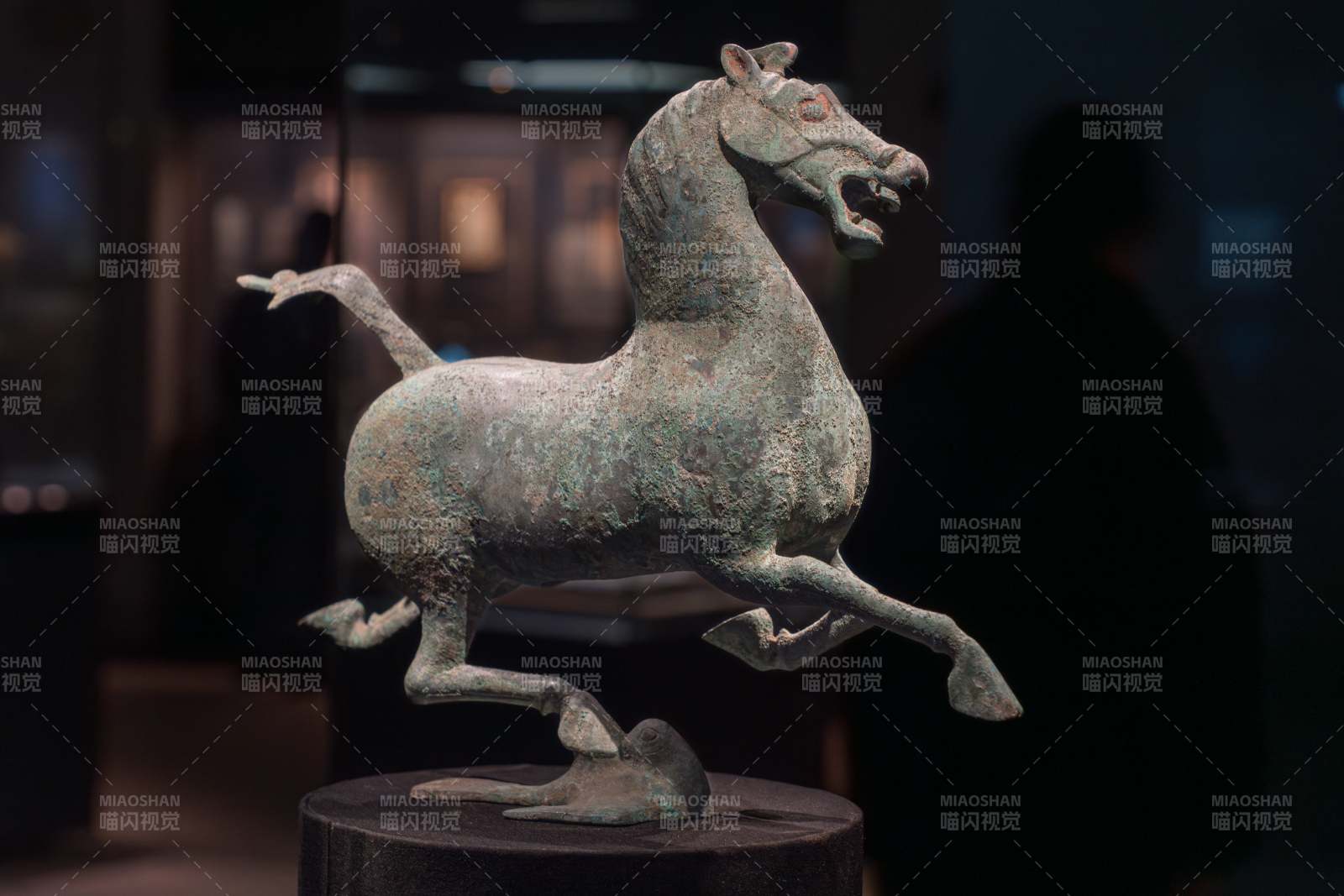 青铜奔马雕像图片