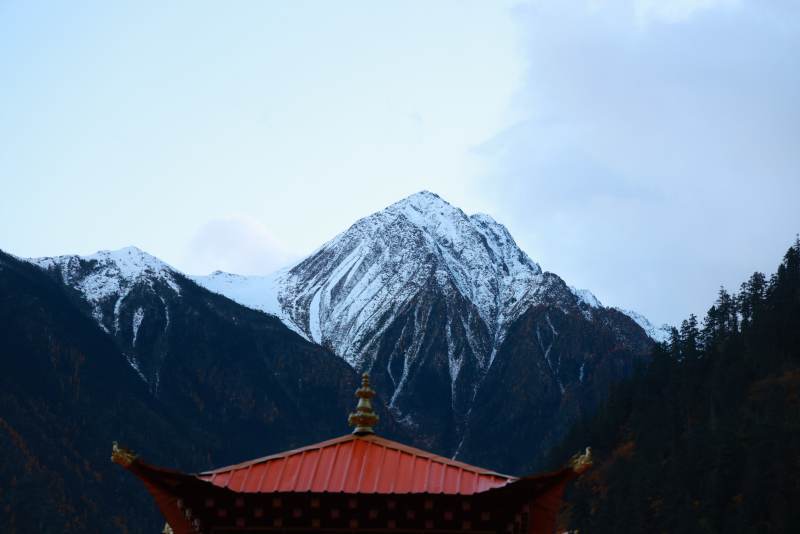 雨崩雪山下的寺庙屋顶图片
