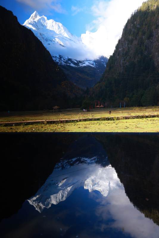 雨崩雪山倒影图片
