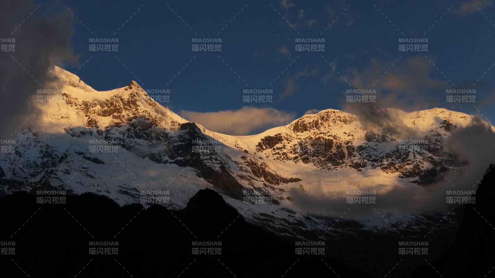 雨蹦的雪山晚霞图片