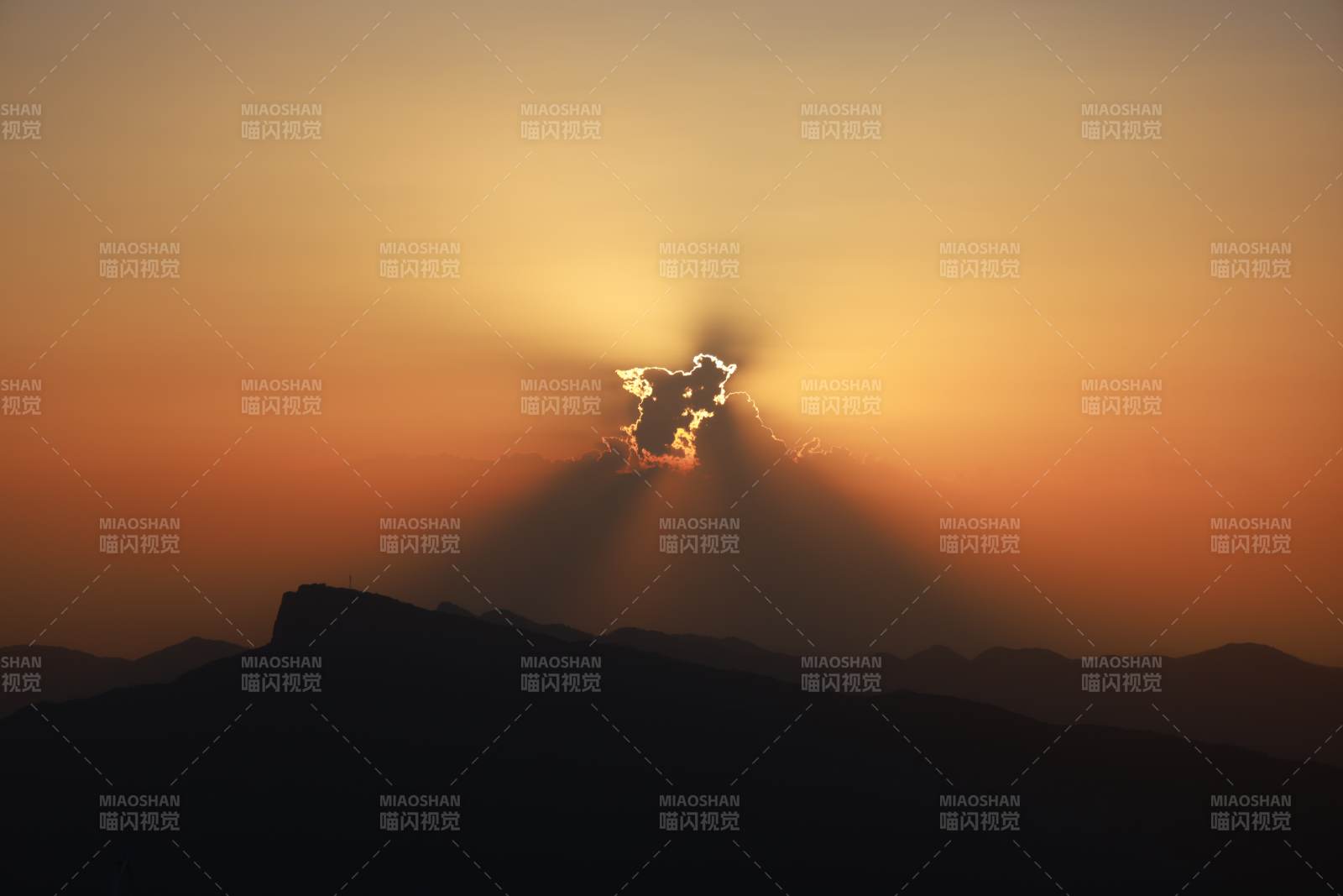 日出山间 光芒四射图片