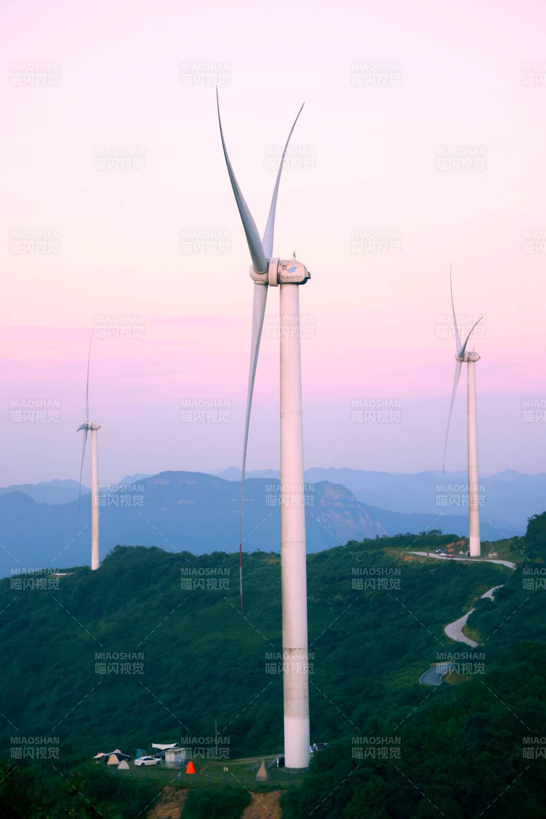 山间风车夕阳景图片