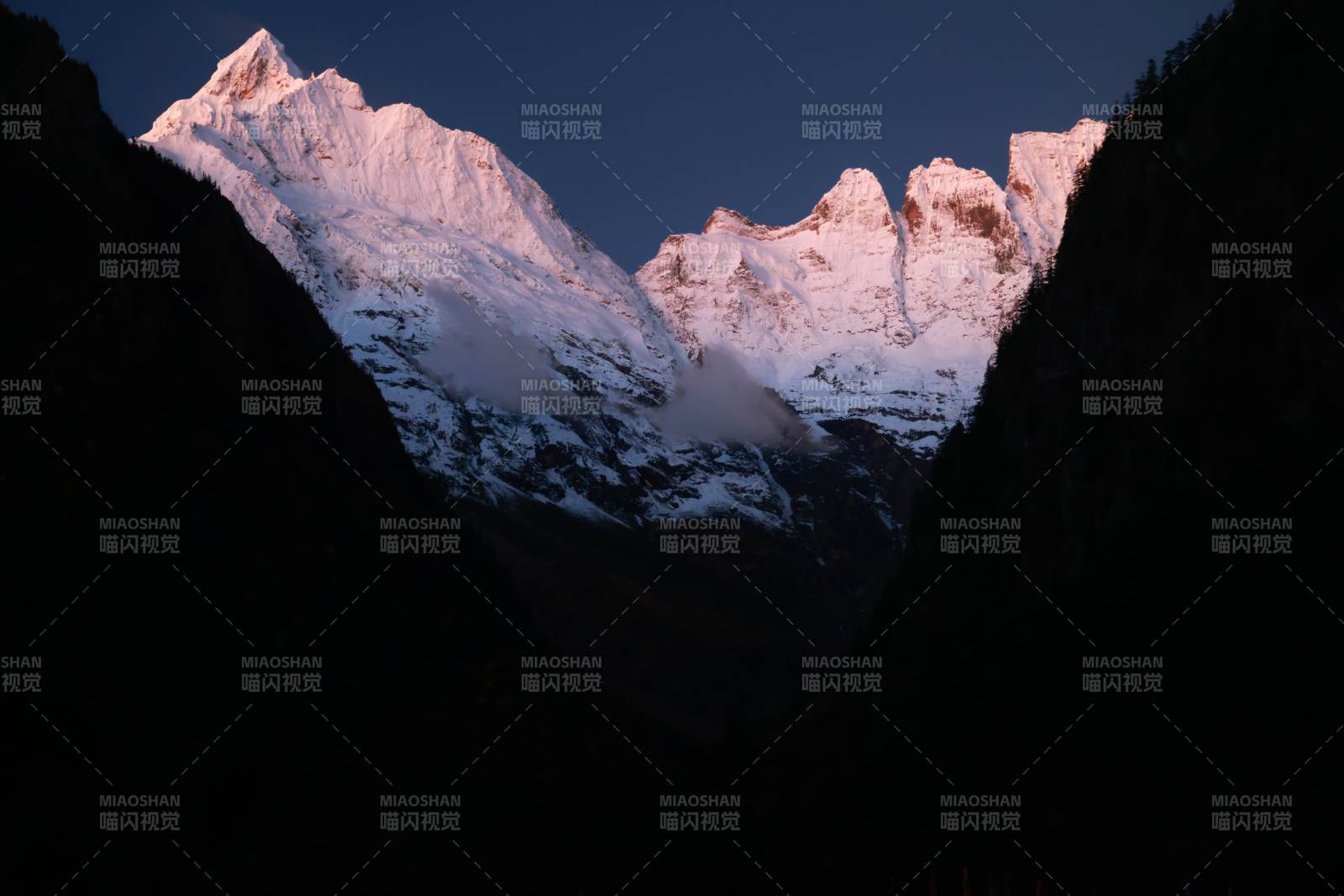 雨崩的雪峰晨曦图片