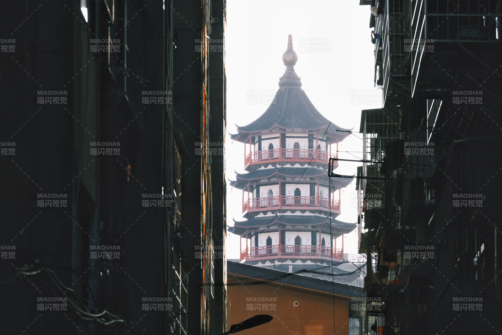 巷弄深处的古塔图片