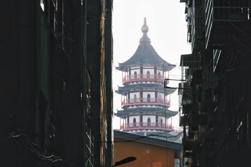 巷弄深处的古塔图片