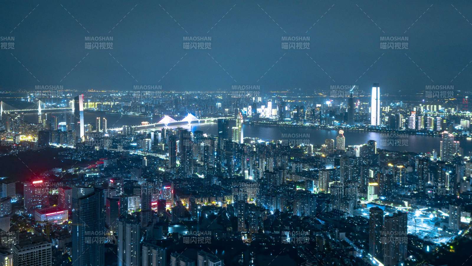 夜幕下的城市灯火辉煌图片