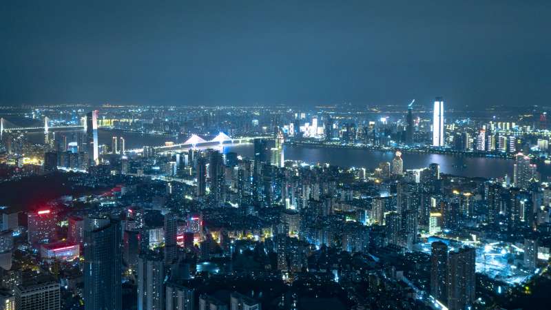 夜幕下的城市灯火辉煌图片