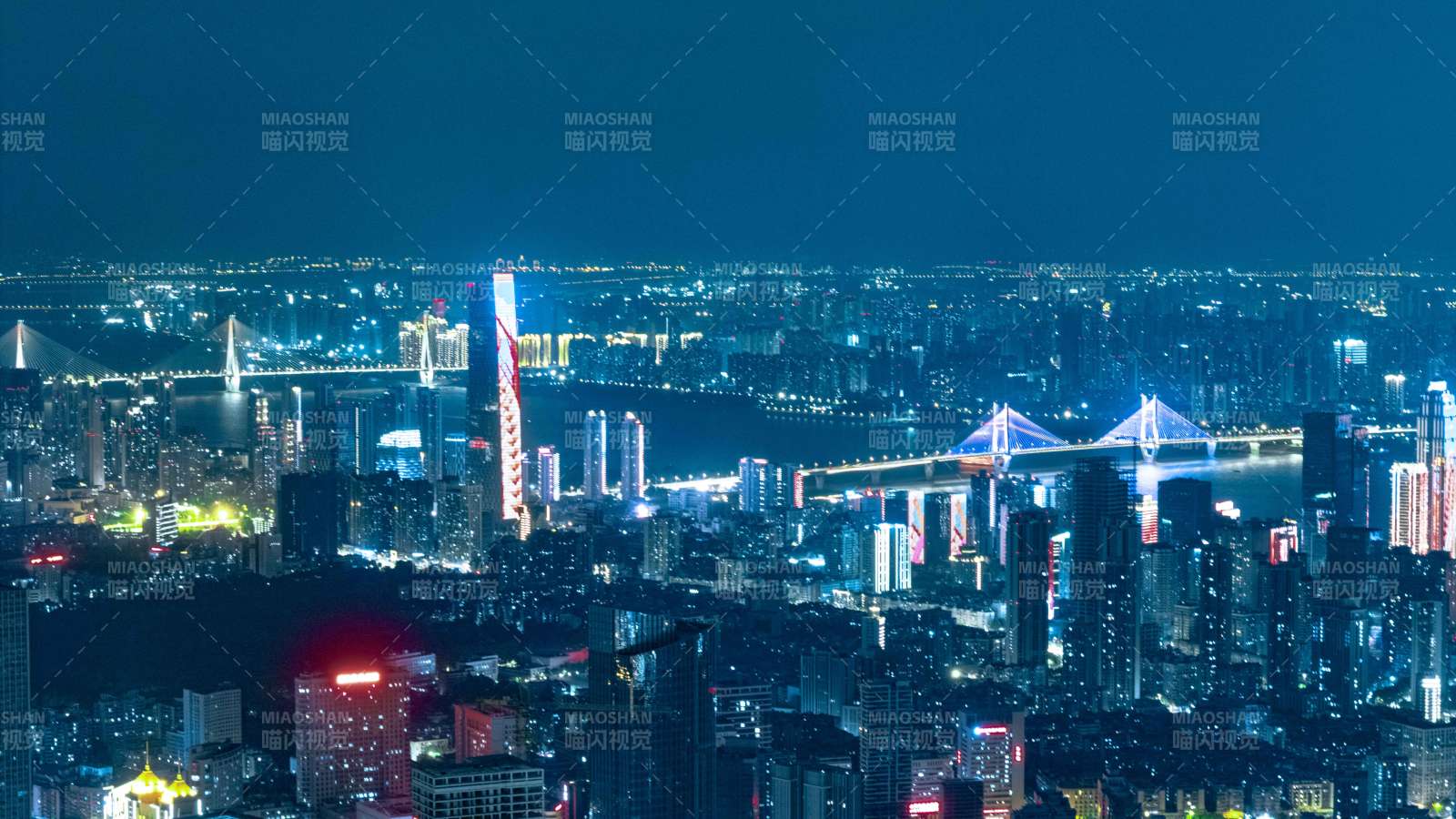 夜幕下的城市天际线图片