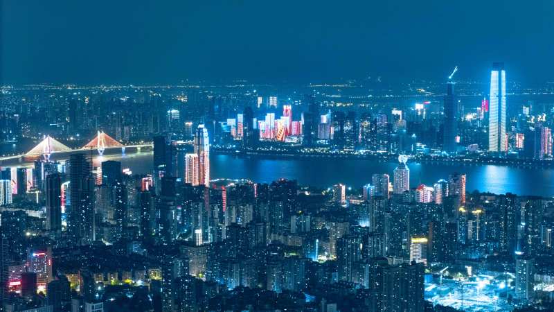 夜幕下的城市灯火辉煌图片