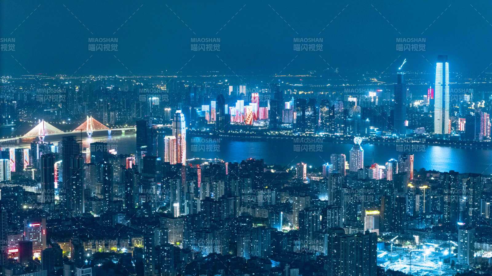 夜幕下的城市灯火辉煌图片